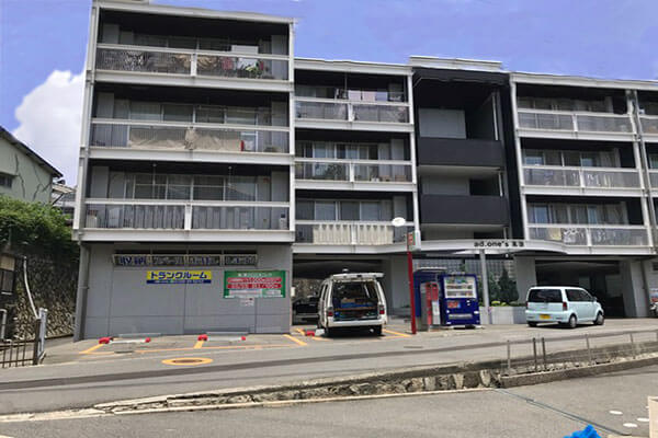 広島市西区高須の屋内型トランクルーム「プラスルーム広島高須店」の店舗外観
