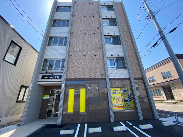 プラスルーム札幌豊平公園店の外観|札幌市豊平区平岸の屋内型トランクルーム