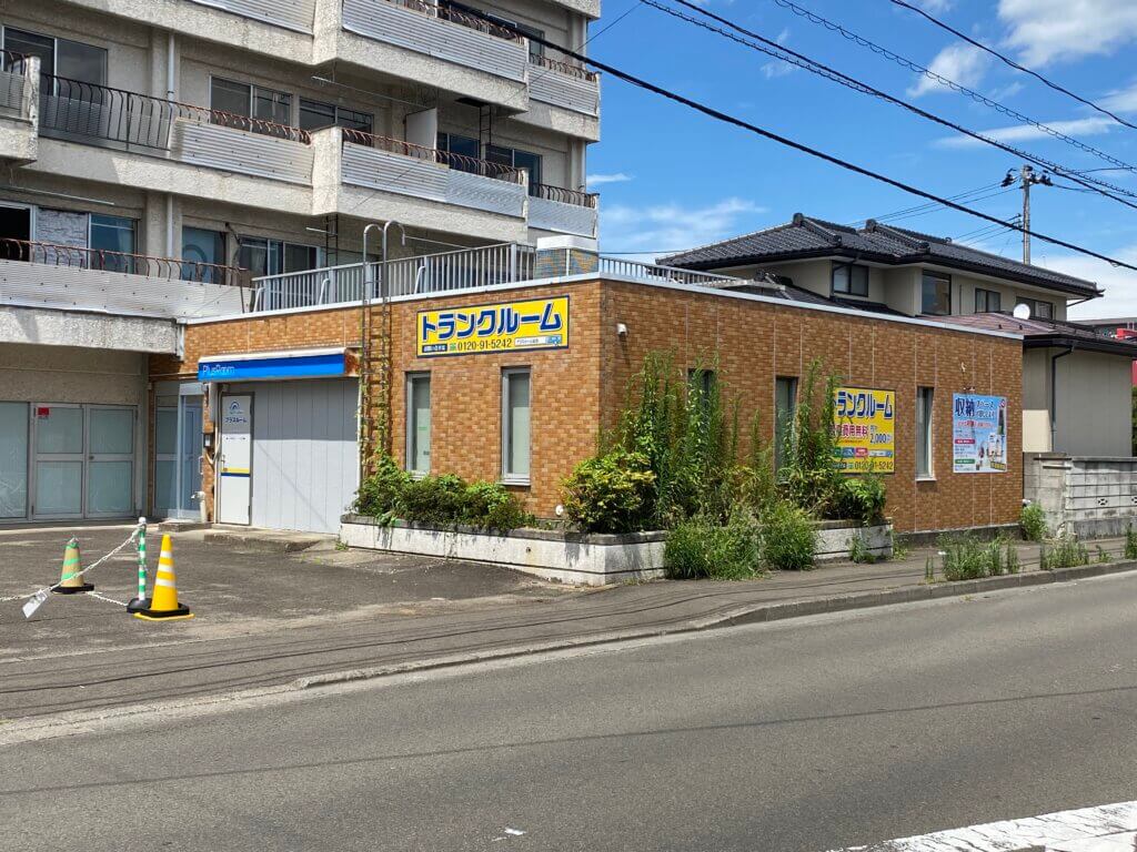 仙台市宮城野区新田にあるプラスルーム仙台新田店の店舗外観|格安屋内型トランクルーム