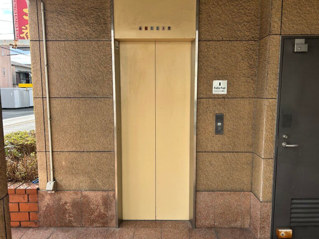富士市加島町のプラスルーム富士加島町店|屋内型トランクルームの荷物搭入に使えるエレベーター