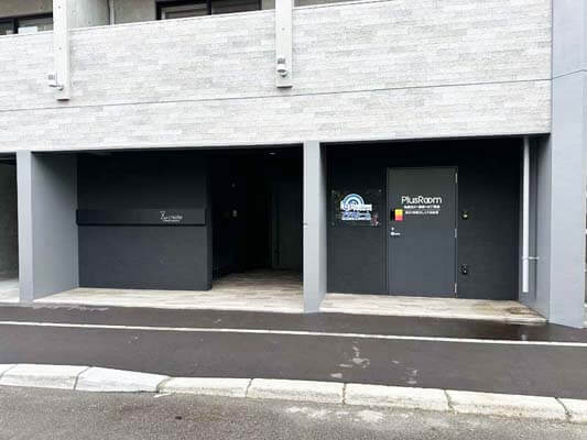 プラスルーム札幌北31条東16丁目店の外観(札幌市東区の屋内型トランクルーム)