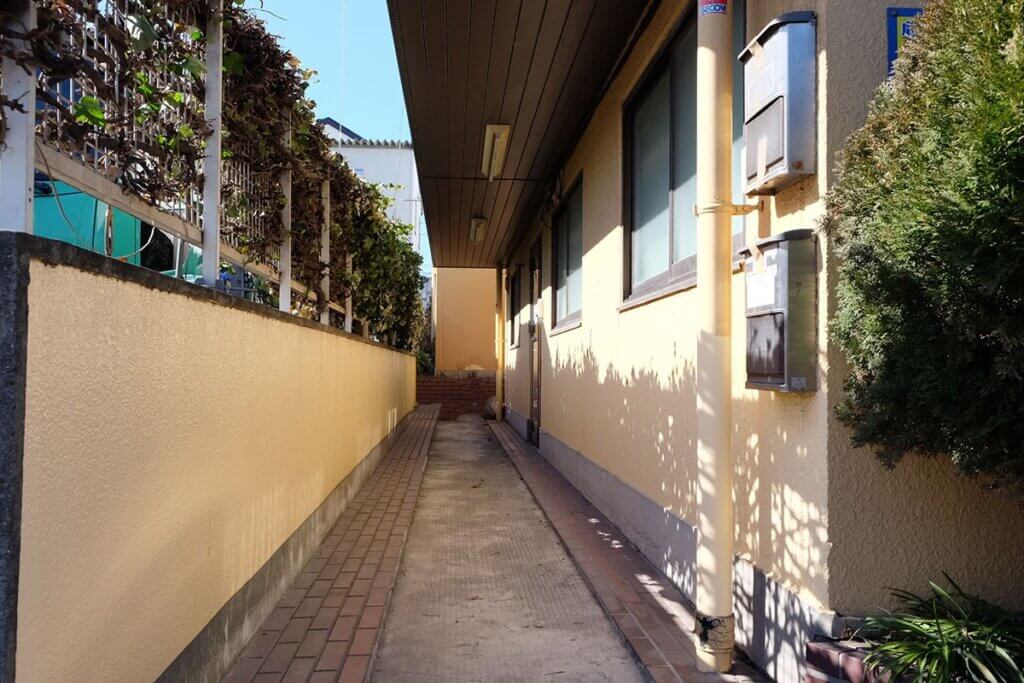 プラスルーム鶴見栄町通店の建物外観 平安小学校前・ゴム通り沿いのトランクルーム