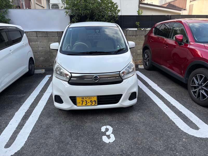 プラスルーム福岡舞松原店の専用駐車スペースに停車した車・福岡市東区のトランクルーム