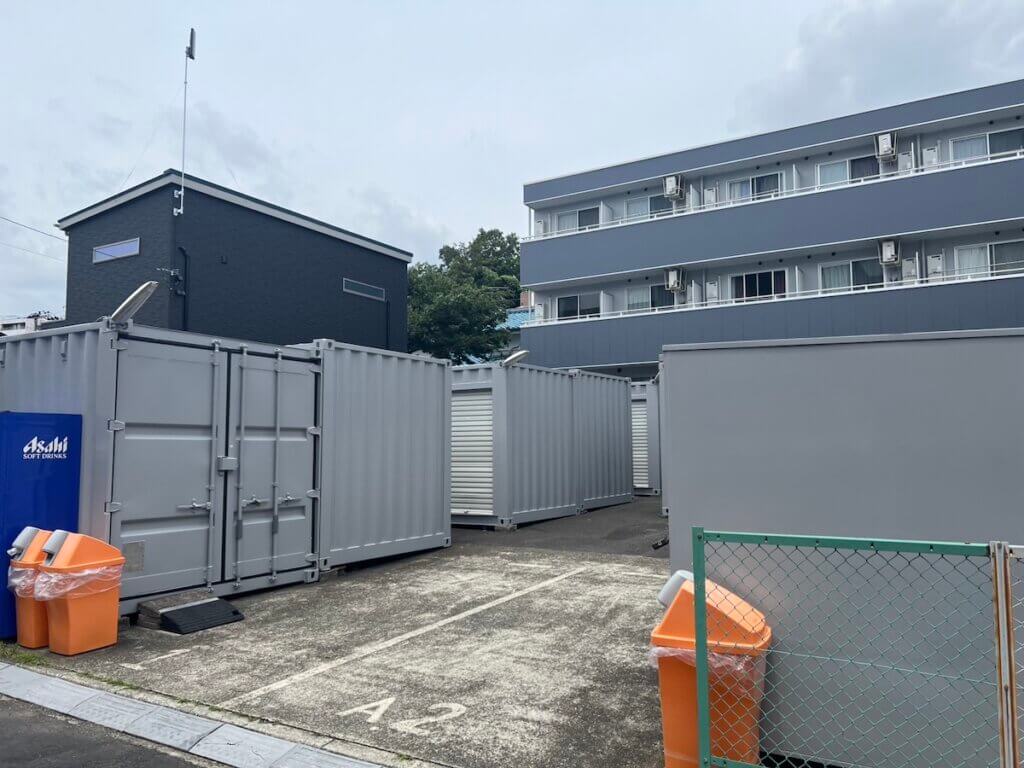 横浜市鶴見区東寺尾のコンテナ型トランクルーム「プラスルーム鶴見東寺尾店」外観