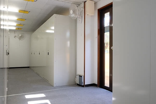 プラスルーム鶴見栄町通店の清潔な室内 横浜市鶴見区の屋内型トランクルーム
