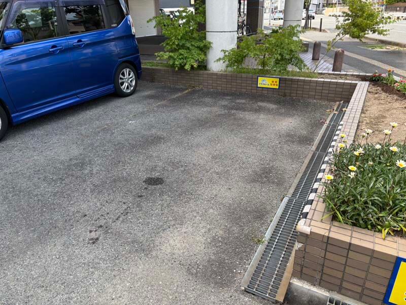 福岡市南区井尻のトランクルーム「プラスルーム福岡井尻店」お客様専用駐車スペース(荷物搬入がラクラク)