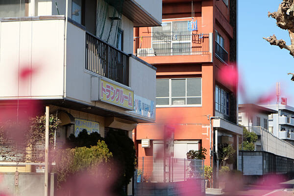 プラスルーム鶴見栄町通店の外観 室内動画でトランクルームの広さや雰囲気を紹介