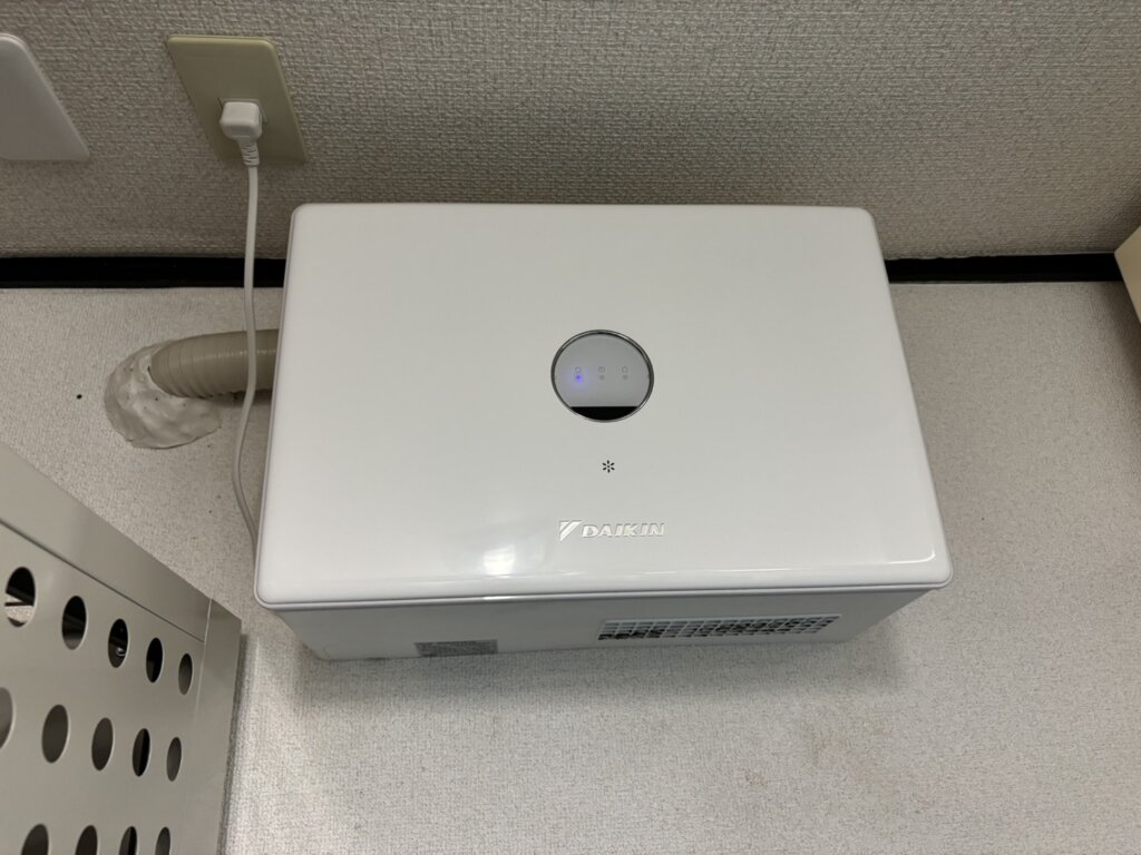 プラスルーム名古屋苗代町店の除湿機完備の屋内トランクルーム|名古屋市瑞穂区の湿気・カビ対策万全のレンタル収納スペース