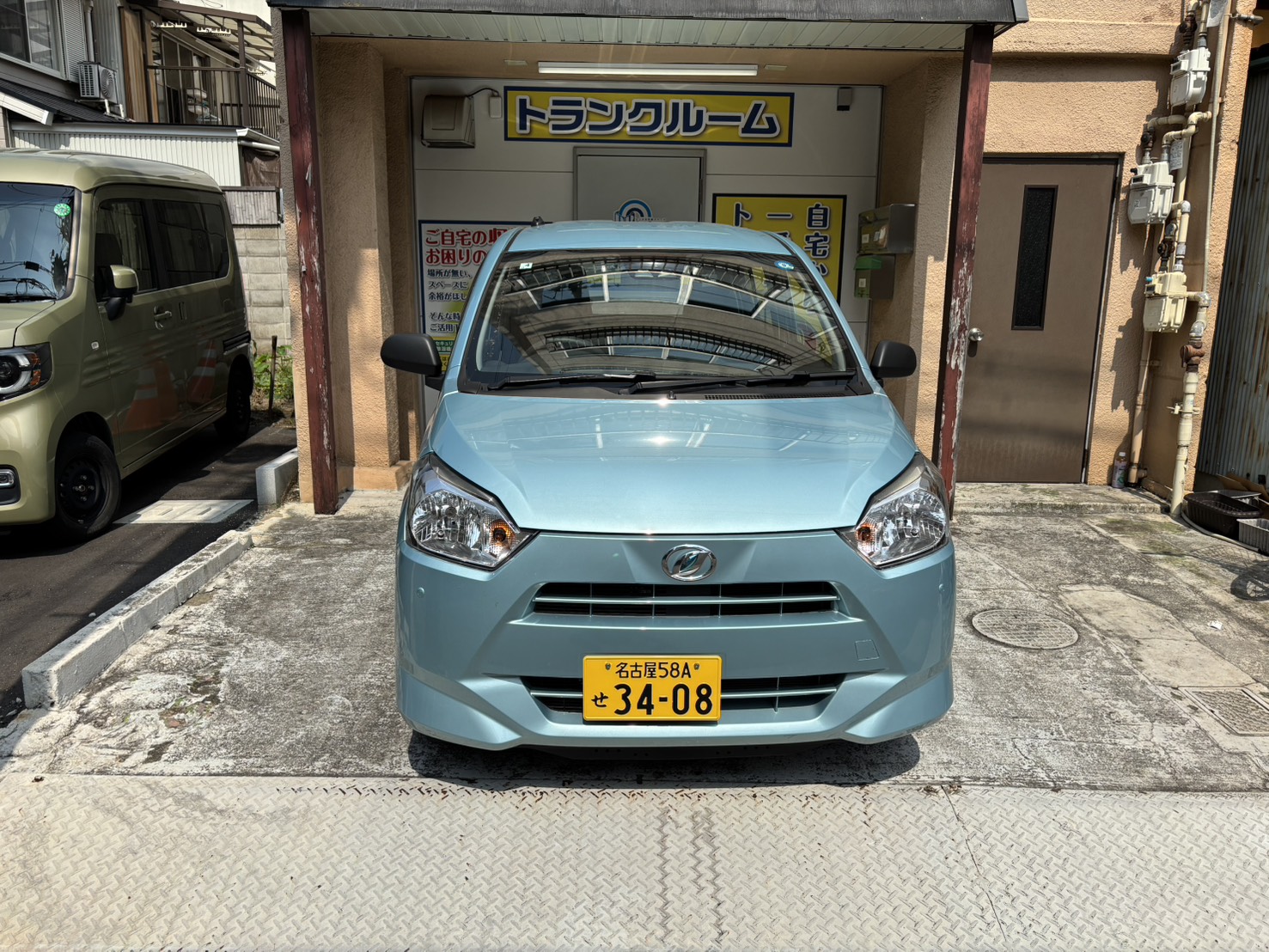 プラスルーム名古屋苗代町店の専用駐車場|名古屋市瑞穂区苗代町の屋内型トランクルームに隣接した無料駐車スペース