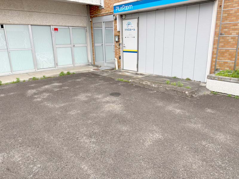 プラスルーム仙台新田店の入口前お客様専用駐車場|仙台市宮城野区のトランクルーム