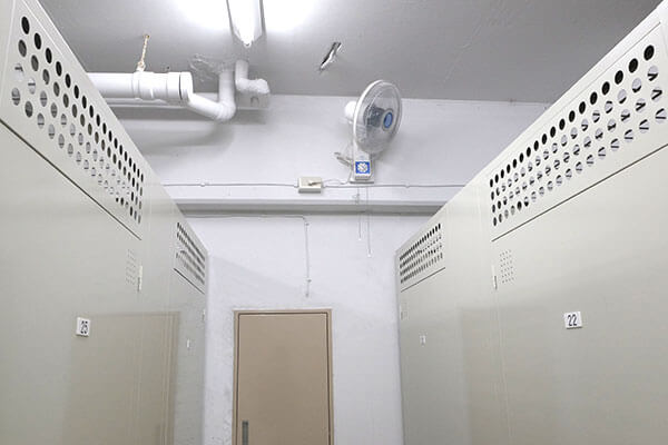 鶴見生麦店トランクルーム 屋内型室内通路(換気扇・扇風機による湿度管理)