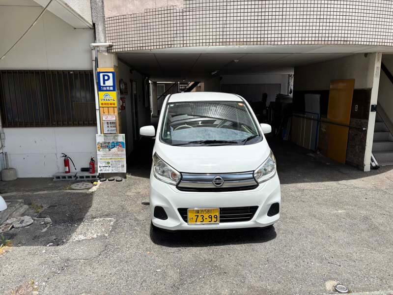 プラスルーム福岡片江Part2店のお客様専用駐車場|屋内型トランクルームで雨の日も安心