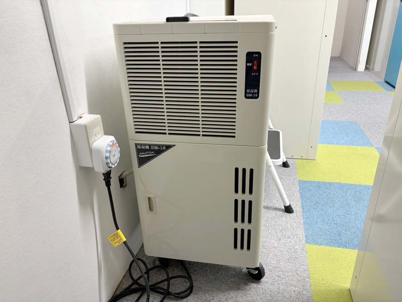 プラスルーム仙台新田店の屋内トランクルームに設置した除湿機|湿気・カビ対策で大切な荷物を安全保管