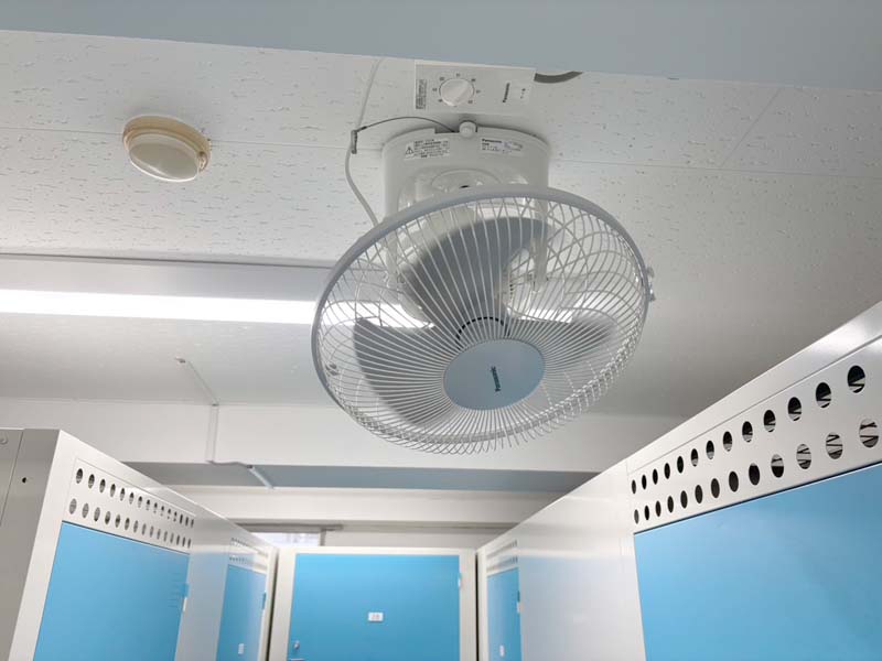 プラスルーム仙台新田店のトランクルーム内に設置した扇風機|通気性を高め湿度コントロールで快適収納