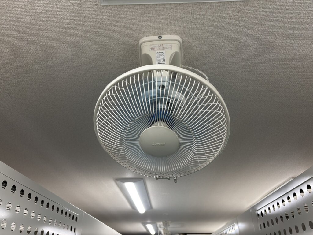 プラスルーム名古屋苗代町店の扇風機完備の屋内トランクルーム|名古屋市瑞穂区の湿気・カビ対策で衣類・布団も安心保管