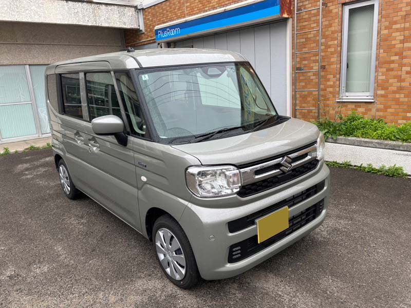プラスルーム仙台新田店のお客様専用駐車場に停車中の車|店舗そばで重い荷物も楽に搬入