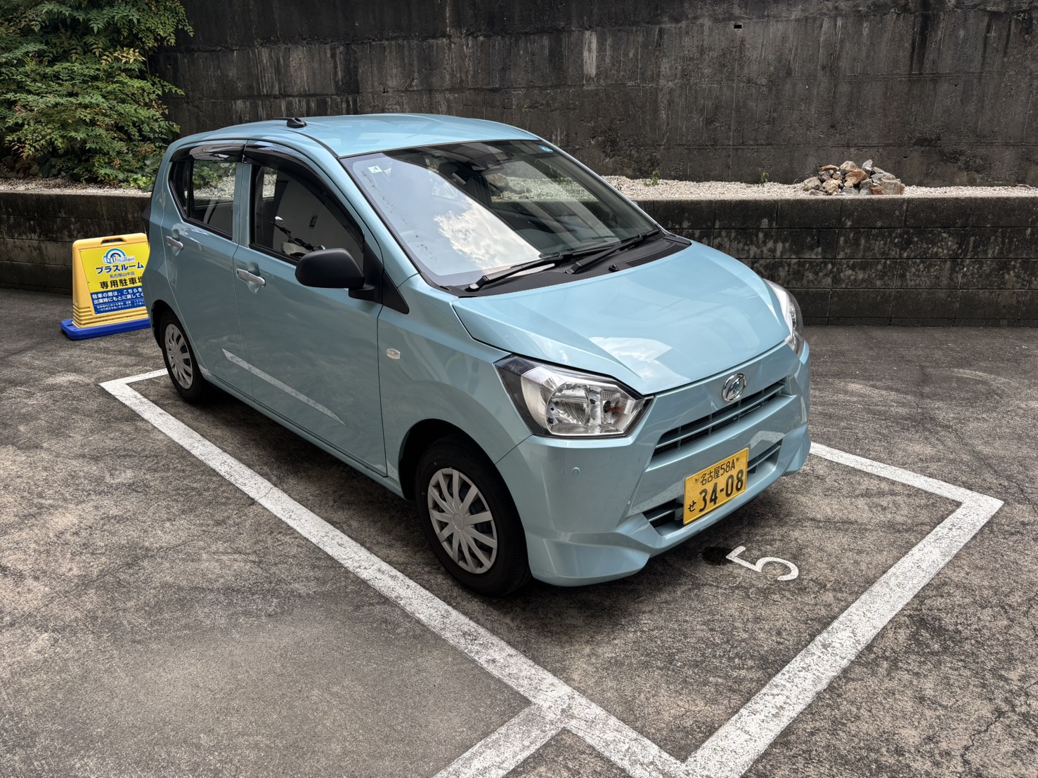 プラスルーム名古屋山中店の専用駐車場|名古屋市昭和区花見通の屋内型トランクルームに隣接した無料駐車スペース