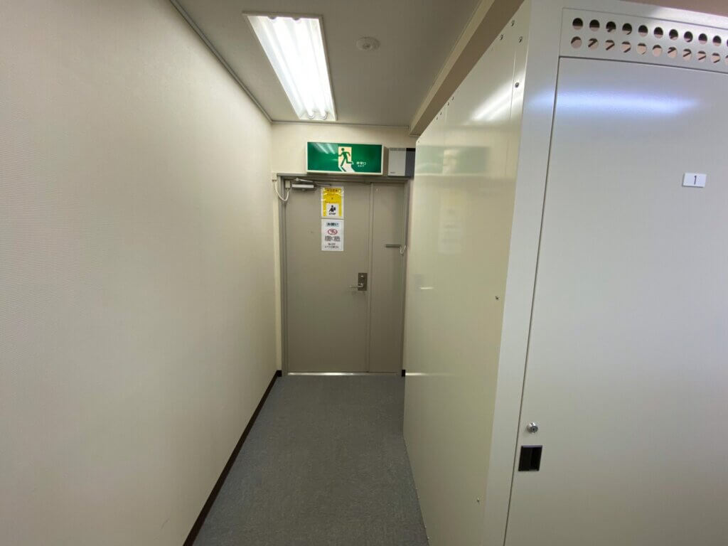 プラスルーム銀座・築地店の室内通路と非常口案内