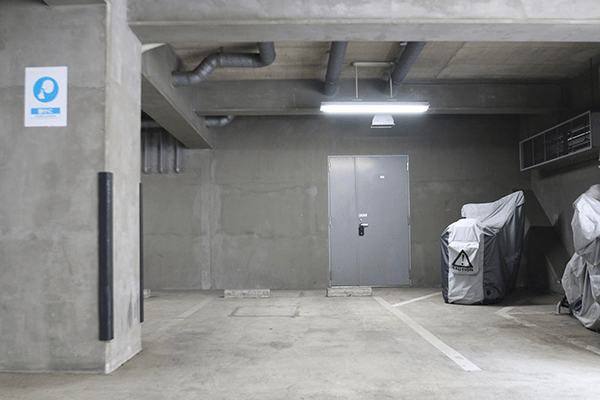 プラスルーム狛江岩戸南店の地下お客様専用駐車スペース・東京都狛江市の屋内型トランクルーム