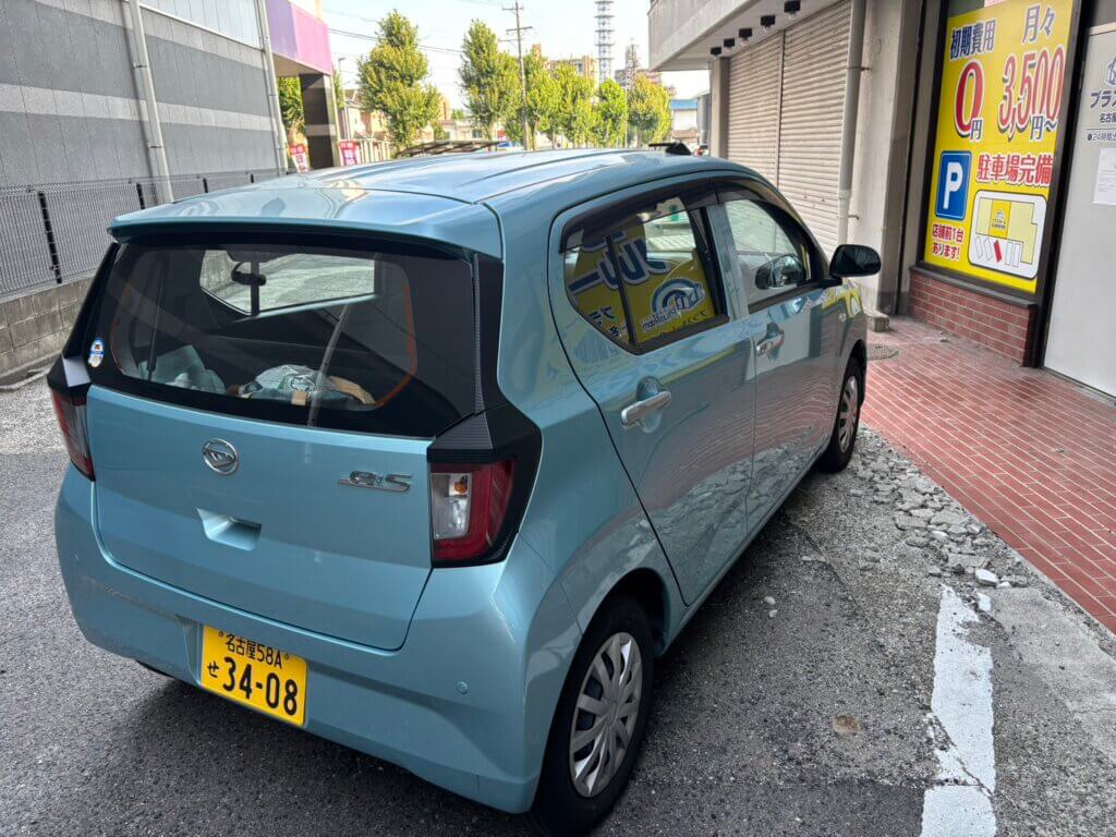 プラスルーム名古屋四軒家店の駐車場に停めた車、店舗前で荷物の搬入がしやすい専用駐車スペース