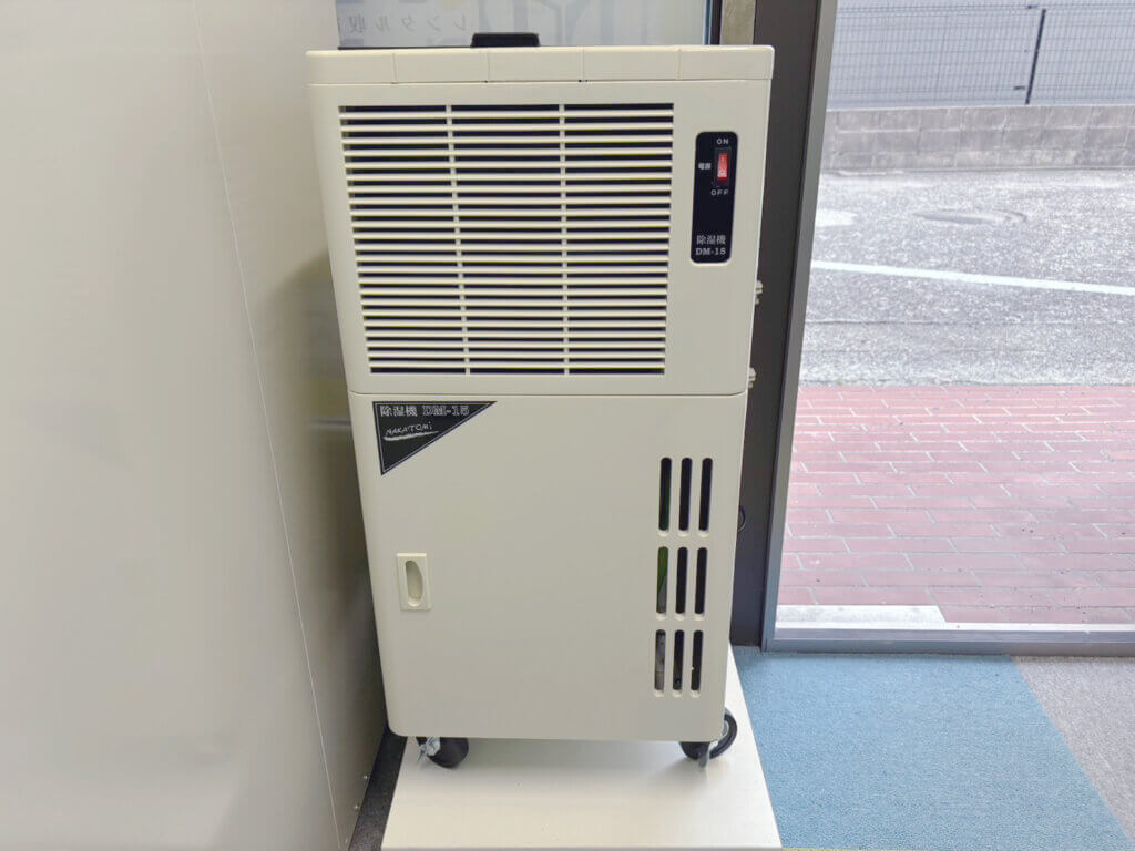 プラスルーム名古屋四軒家店に設置された業務用除湿機、カビ対策の空調設備