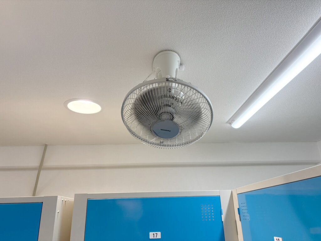 トランクルーム広島府中町鹿籠店の室内で空気を循環させる扇風機
