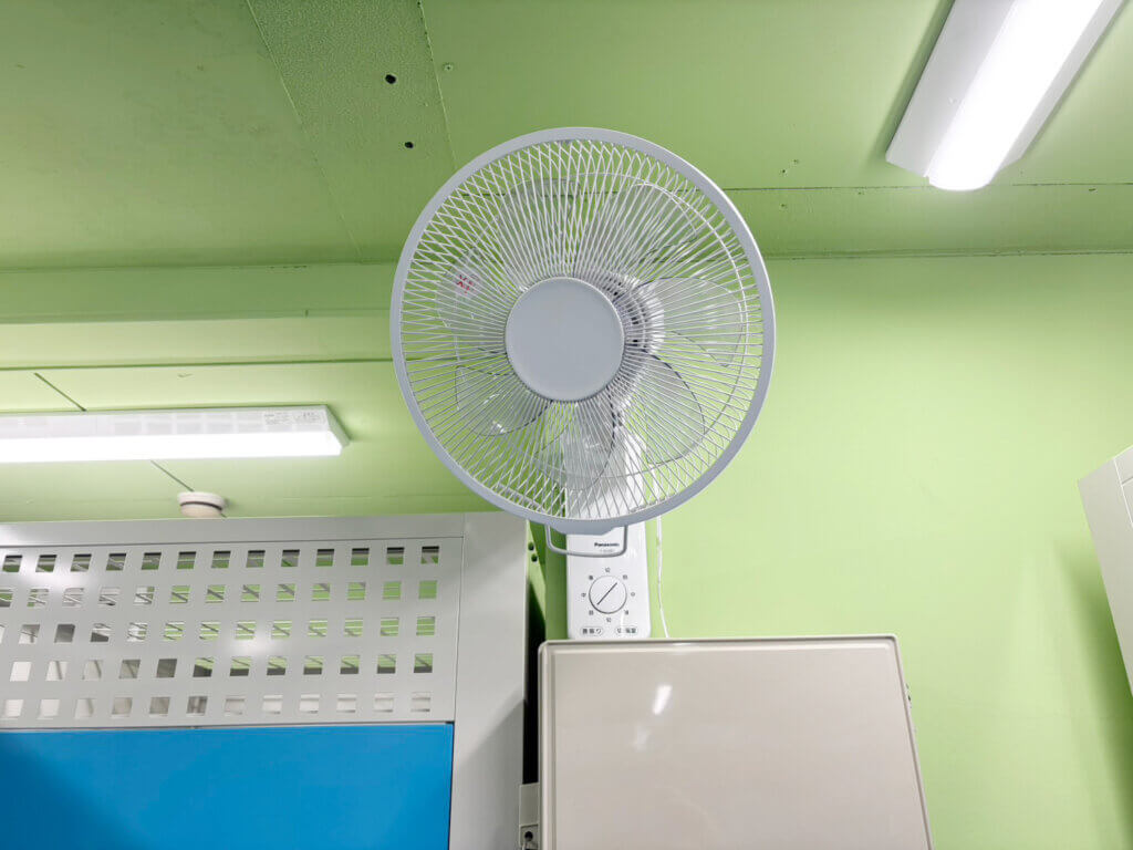 プラスルーム名古屋四軒家店の室内に設置された扇風機、空気循環でカビ発生を抑制