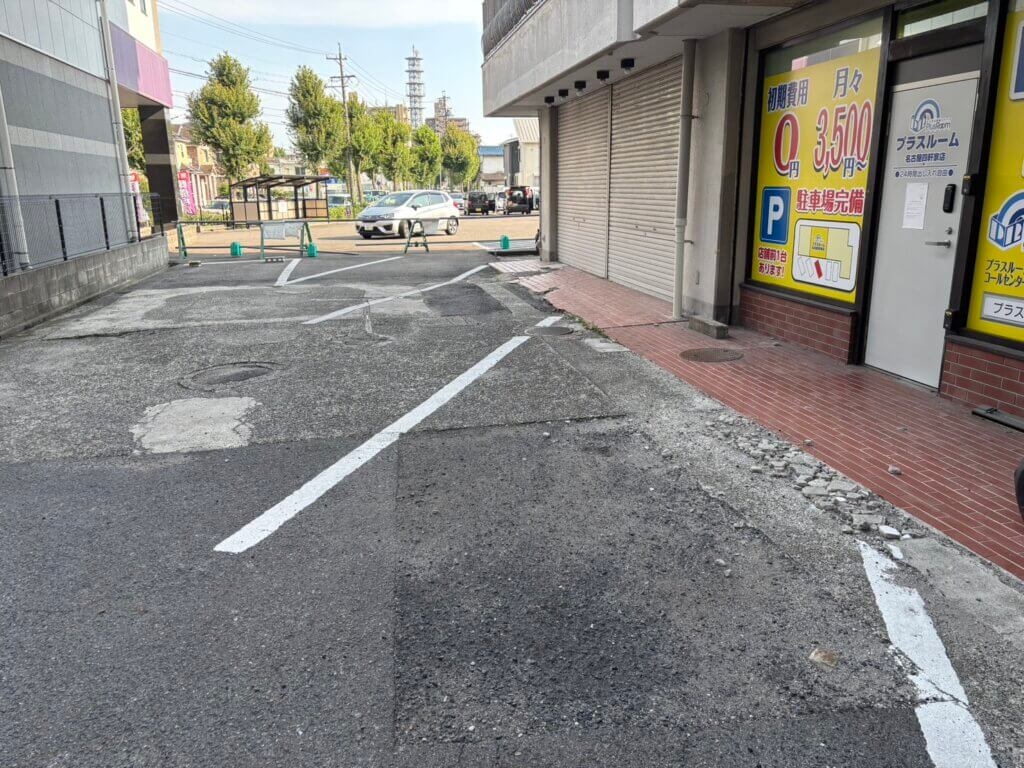 プラスルーム名古屋四軒家店の店舗前にあるお客様専用駐車スペース
