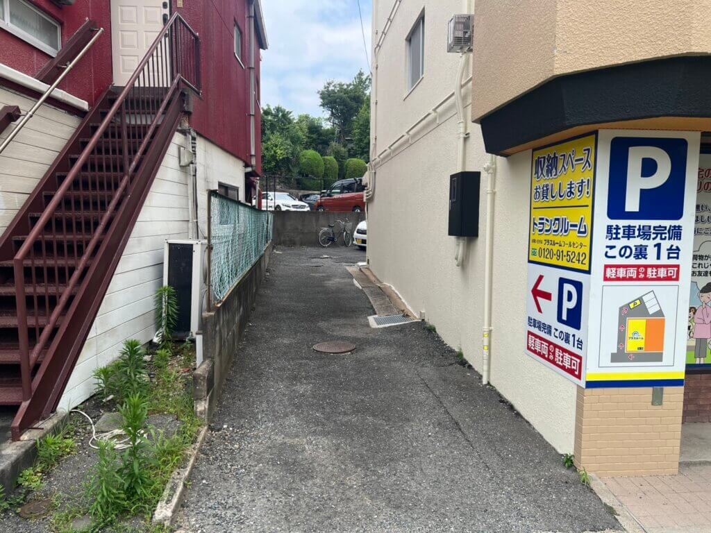 プラスルーム福岡柳河内店のお客様専用駐車スペース・店舗裏の軽車両1台分の駐車場