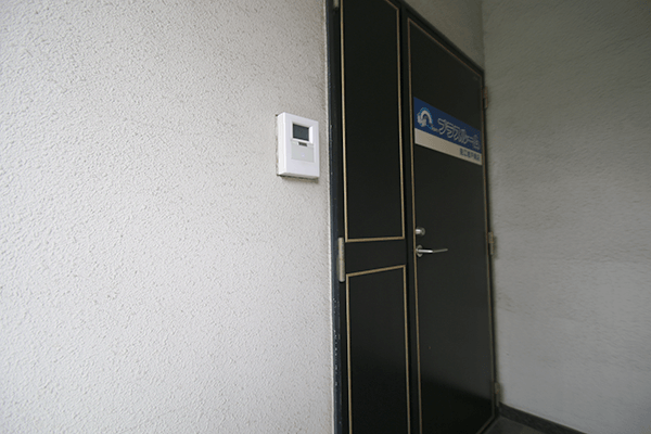 プラスルーム狛江岩戸南店のセコム入退室管理システム完備の入口ドア