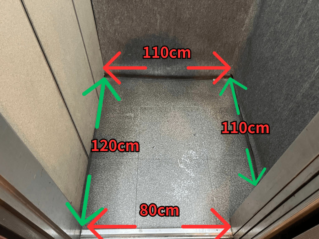 プラスルーム福岡清川店のエレベーター内寸法(幅約110cm、奥行き約110〜120cm)