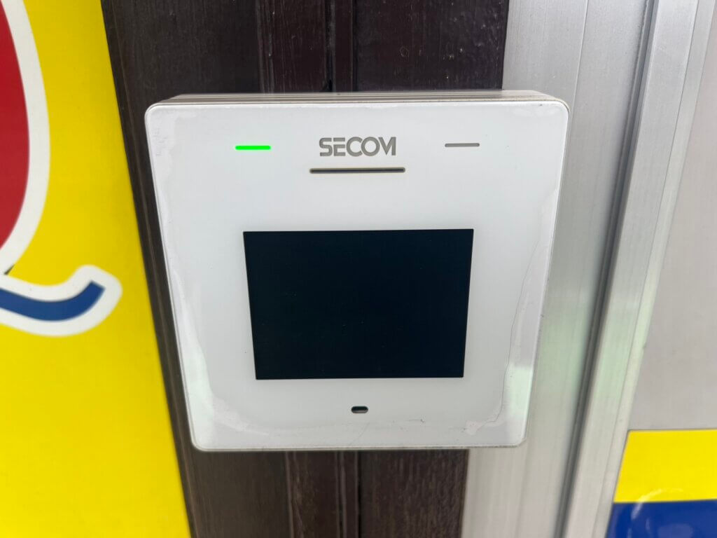 プラスルーム福岡柳河内店のセコム入退室管理システム・利用者のみが入室できるセキュリティパネル
