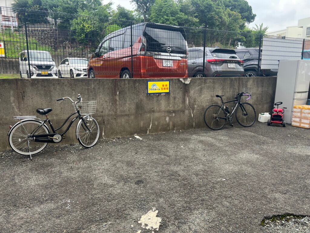 プラスルーム福岡柳河内店のお客様専用駐車スペース・自転車や軽自動車が止まっている駐車場の様子