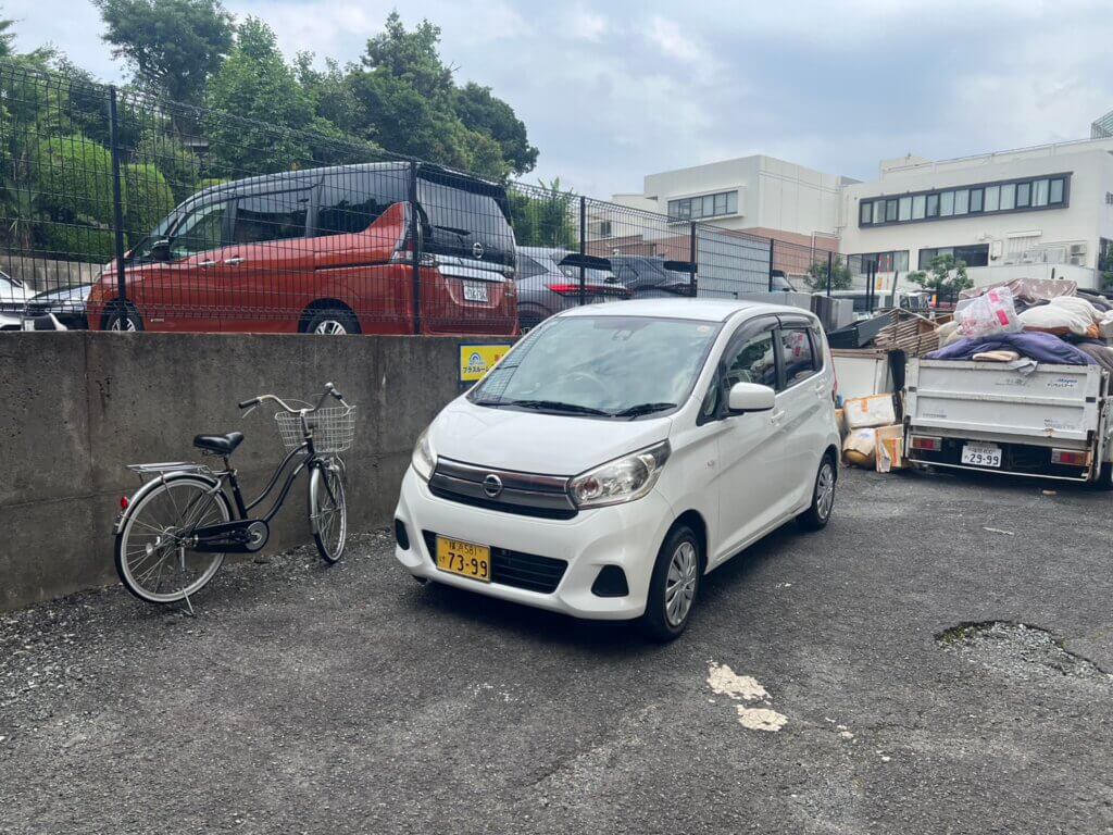プラスルーム福岡柳河内店のお客様専用駐車スペース・白い軽自動車が駐車している様子