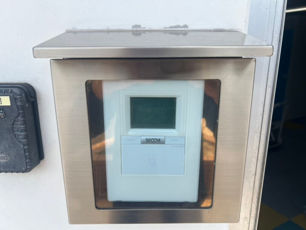 プラスルーム福岡飯倉店｜セコムの入退室管理セキュリティ採用