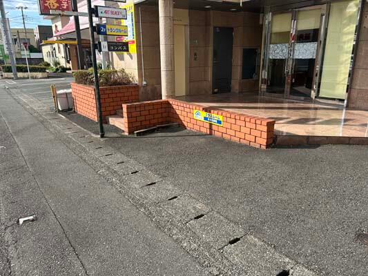 プラスルーム富士加島町店へのアクセス|富士市加島町交差点近くの屋内型トランクルーム入口