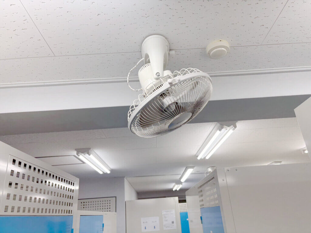 トランクルーム室内の天井扇風機による空調設備