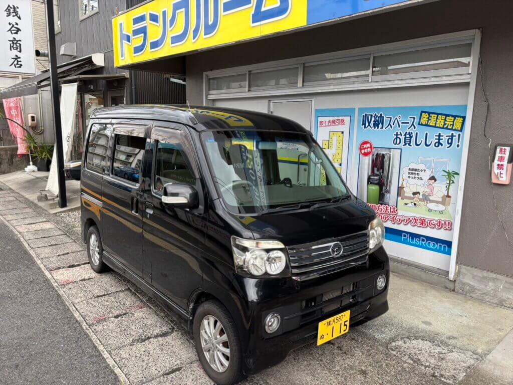 店舗前の専用駐車スペースで荷物を搬入する車両