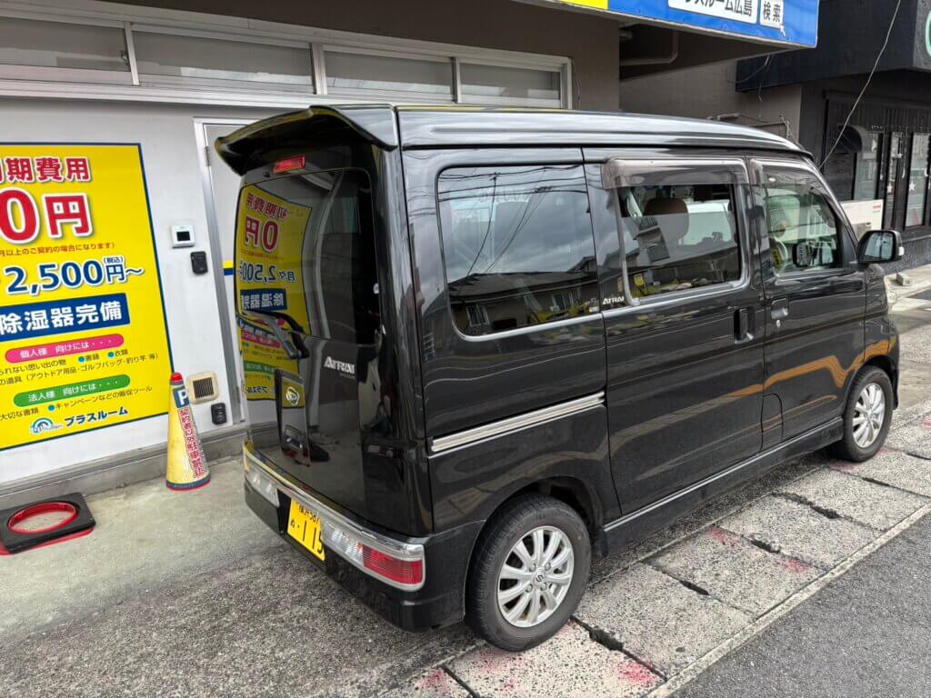 プラスルーム広島府中町城ケ丘店前の専用駐車スペースに停まる車両