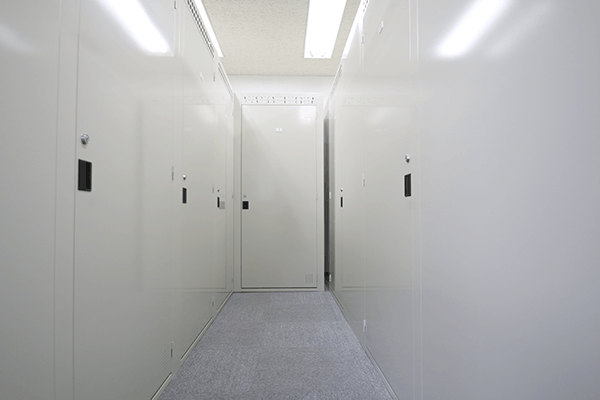 プラスルーム狛江岩戸南店の明るく清潔な室内通路・東京都狛江市の屋内型トランクルーム