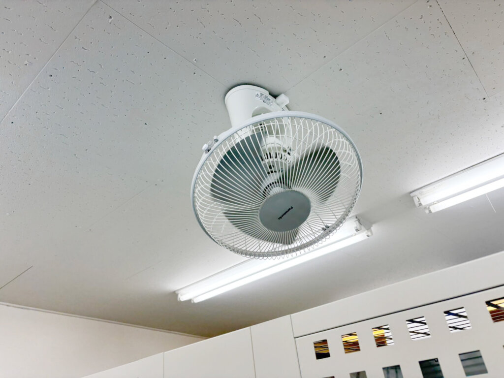 室内の空気を循環させる天井扇風機｜トランクルーム広島府中町大通店のカビ対策