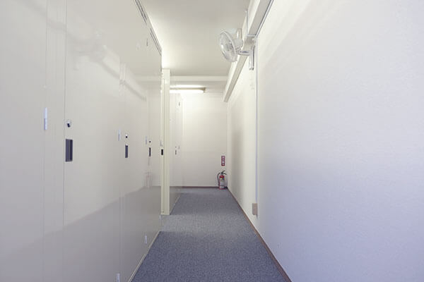 トランクルーム松戸二ツ木店の屋内型収納スペースへ続く清潔な通路