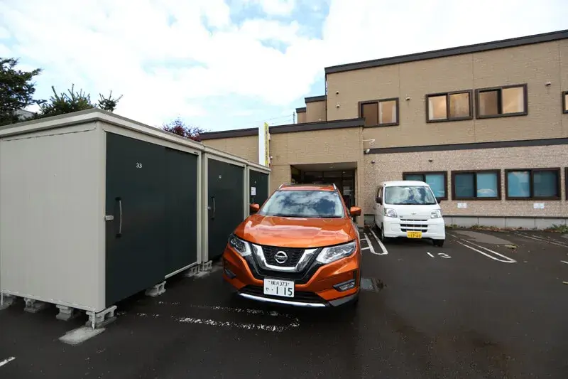 プラスルーム札幌手稲本町店の外観|駐車場に隣接して設置されたコンテナ型トランクルーム