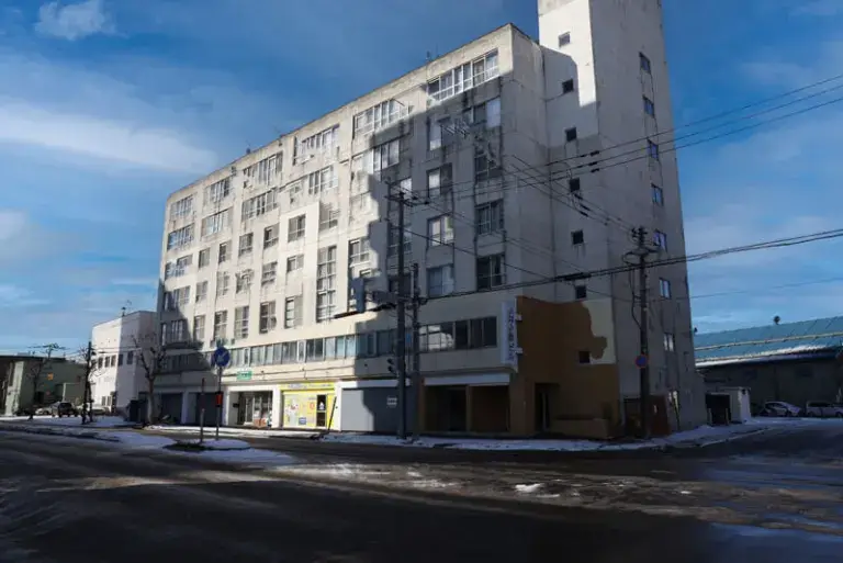 札幌市白石区菊水9条の屋内型トランクルーム プラスルーム札幌菊水9条店が入る建物外観