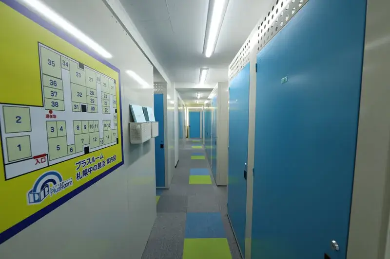 プラスルーム札幌中の島店の屋内通路|青い扉が並ぶ清潔な屋内型トランクルーム