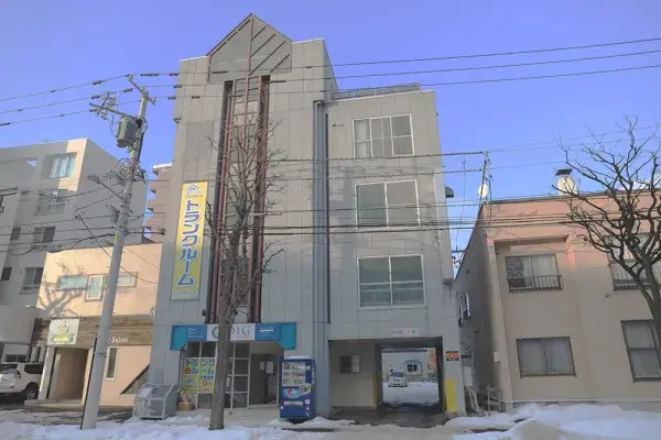 プラスルーム札幌北20条partⅡ店の外観|札幌市北区北20条西の屋内型トランクルームが入るビル