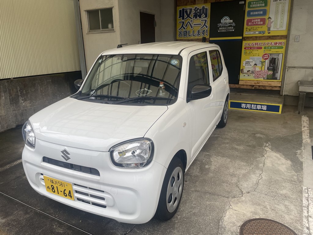 専用駐車場に車を停めて荷物の搬入ができる清水三光町店のトランクルーム
