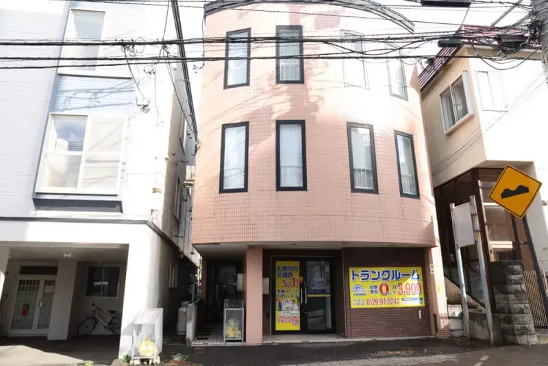 札幌市豊平区月寒東1条にある屋内型トランクルーム「プラスルーム札幌月寒東店」の外観
