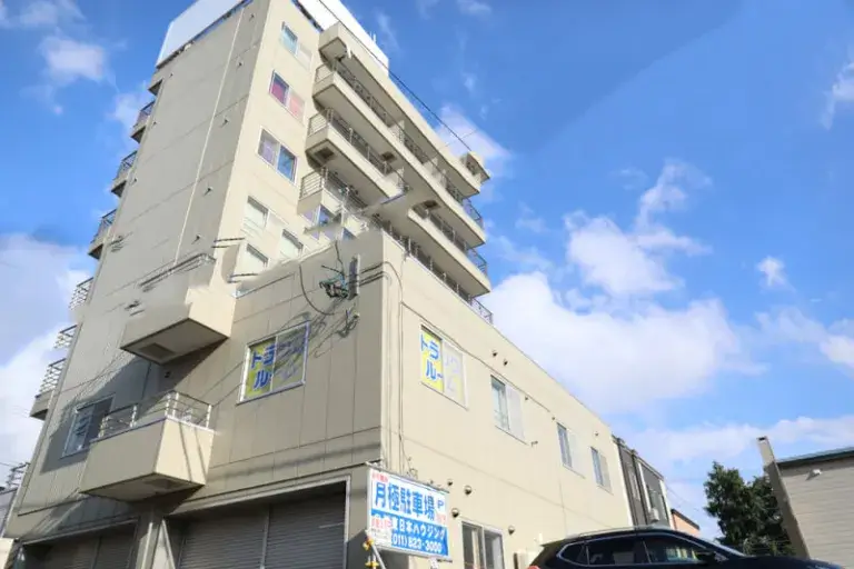 札幌市白石区菊水のトランクルーム「プラスルーム札幌菊水店」が入る建物の外観