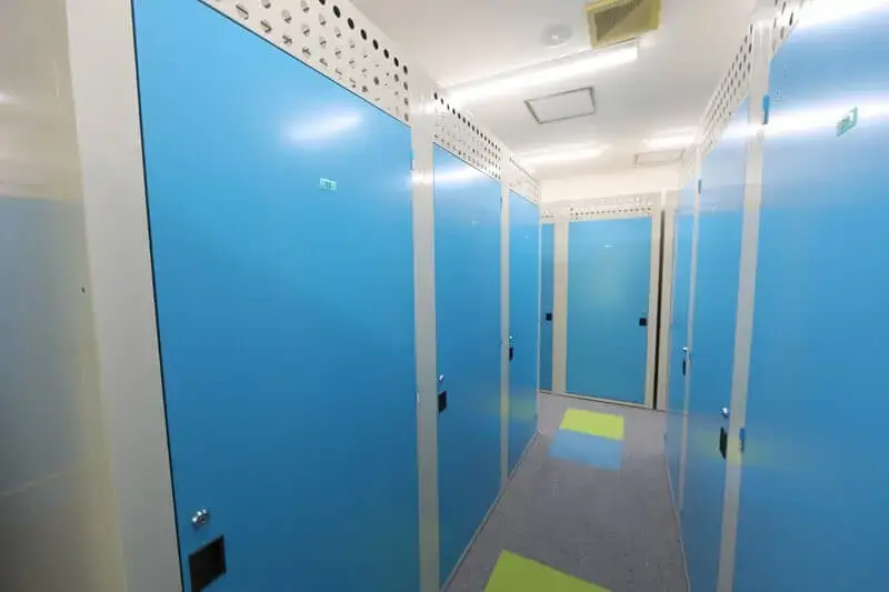 プラスルーム札幌北郷店の室内 屋内型トランクルームの通路と収納スペース